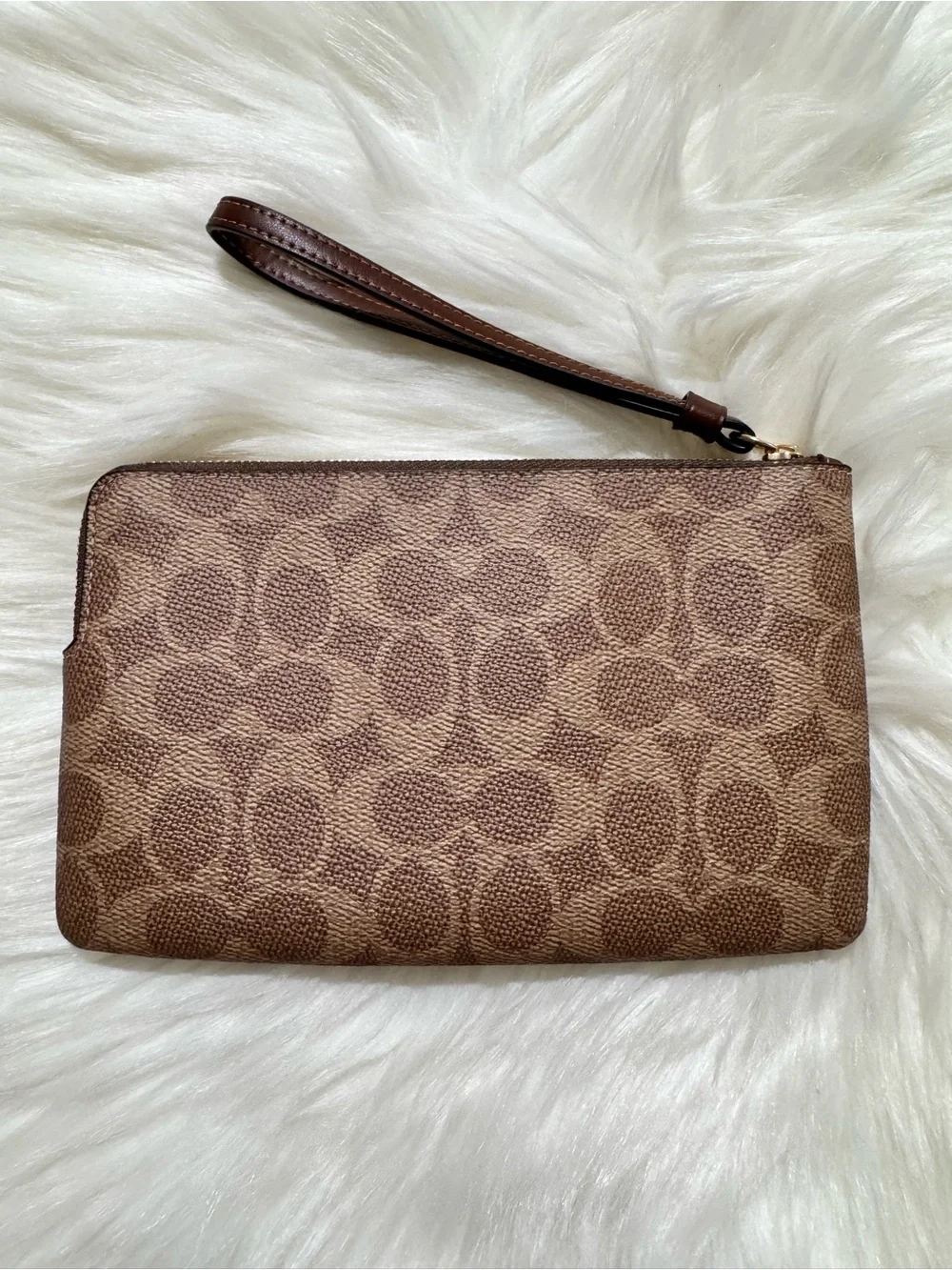 Coach || Large Corner Zip Wristlet